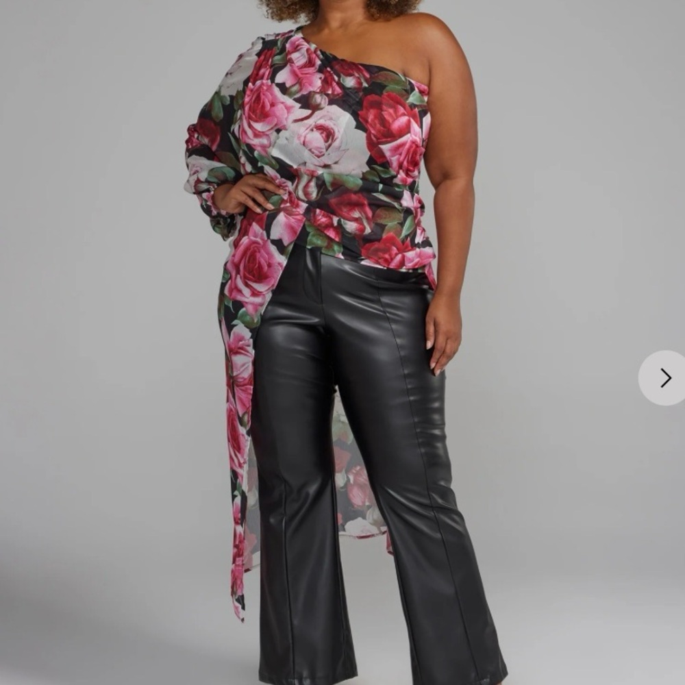 🎊 New York & Company Plus Asymmetrical Floral Top